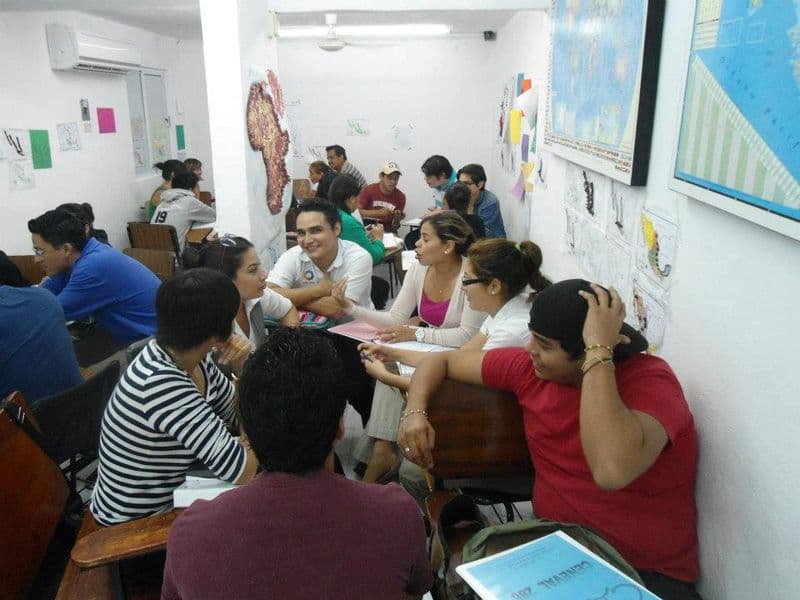 Alumnos de Cyade en clase presencial en Cancún