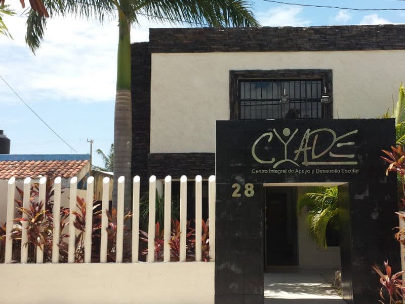 Fachada del centro educativo Cyade en Cancún, Supermanzana 505